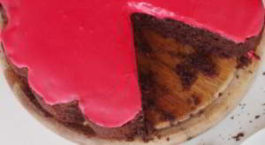 Ингредиенты: 230 г сахара 180 г размягченного сливочного масла 3 яйца 180 г муки 50 г какао без сахара 60 мл молока 2 столовых ложки разрыхлителя  Для топпинга: 1 белок 200 г сахарной пудры жидкий пищевой краситель  Приготовление: Нагрейте духовку до 360°F/180°C. В чаше для миксера взбейте сахар с маслом до кремовой консистенции. Вбейте яйца, взбивая каждый раз. Постепенно всыпьте просеянную муку с разрыхлителем. Затем добавьте молоко и какао. Все перемешайте до однородной массы. Форму для пирога смажьте сливочным маслом и вылейте в нее тесто. Отправьте выпекаться на 40 минут. Остудите. Зубчатым ножом придайте пирогу форму. Сахарную пудру взбейте с белком и затем введите туда краситель. Нанесите глазурь поверх торта. Дайте ей застыть перед тем, как нарезать.