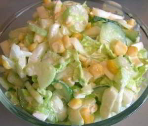 Салат с капустой, огурцами и кукурузой