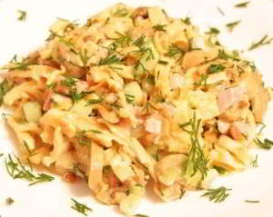 Салат с курицей и яичными блинчиками