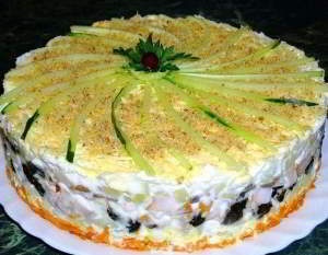 Слоеный закусочный торт с копчёной курицей, черносливом и шампиньонами