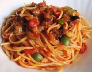 Спагетти с баклажаном и оливками