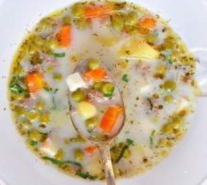 Суп с зеленым горошком, фаршем и копченым сыром