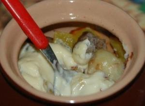 Картофель с мясным фаршем и плавленным сыром в горшочках