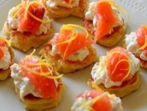 Картофельные мини-оладьи с копченной семгой