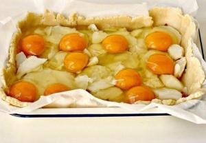 Пирог с картофелем, яйцами и ветчиной 
