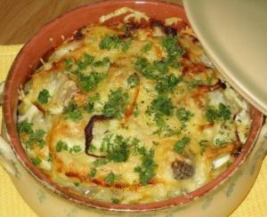 Рыба с картофелем, запеченные под майонезом и сыром