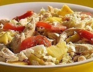 Салат с курицей и ананасами