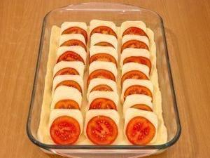 Слоеный пирог с моцареллой и помидорами