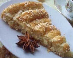 Слоеный пирог с сыром