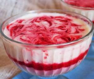 Сметанно-клубничное желе