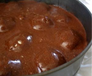 Шоколадный пирог с творожными шариками