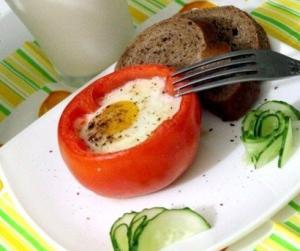 Яичница в помидорах