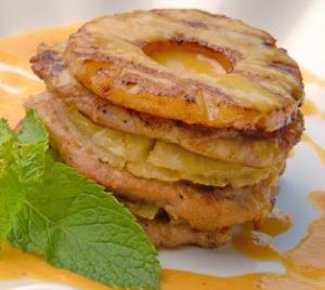 Запеченное мясо с ананасами и сыром