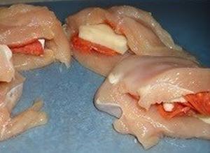 500 грамм филе с куриных грудок 1 большое яйцо 50 грамм сыра моцарелла 30 грамм (около 16 ломтиков) сыра пепперони полстакана муки полстакана панировочных сухарей 6 ст.л. растительного масла по вкусу соль и перец  Обрежьте куриные грудки-"кармашки" от любого жира. Разрежьте каждую грудь пополам по диагонали. С помощью небольшого острого ножа, разрежьте карман с одной стороны каждого кусочка грудки. Разрезайте аккуратно, чтобы не прорезать насквозь.  Наполните каждый кусок курицы 14 граммами сыра и 4 кусочками пепперони. Слегка приправьте каждый кусок солью и перцем. Отставьте  Духовку нагрейте до 180 градусов и постелите на лист для выпечки алюминиевую фольгу. Начните нагревать в большой сковороде растительное масло при средней температуре.  Приготовьте три мелкие мисочки и положите муку в одну, яйцо - в другую, и панированные сухари в третью мисочку. Взбейте яйца до однородной консистенции, добавляя половину чайной ложки воды.  Один за другим обмакивайте каждый кусок курицы в муке, затем в яйце, потом в сухарях. Руками придерживайте открытую сторону кармашка, чтобы защипнуть ее и не давайте раскрыться краешку.  Чтобы определить, достаточно ли нагрета сковорода, всыпьте на нее небольшую щепотку сухарей – они должны зашипеть. Очень важно, чтобы масло достаточно горячим, иначе панировка впитает много жира, и вы в конечном итоге получите жирную жареную курицу. Поместите все четыре куска курицы в сковороду и готовьте, пока кармашки не станут золотисто-коричневого цвета с хрустящей корочкой с каждой стороны. Это должно занять не более 2-3 минут.  Когда курица сверху обжарится, положите кармашки на лист для выпечки и поставьте в духовку. Выпекайте кусочки в течение 25 минут (можно дольше, если у вас крупные куски). Выньте из духовки и сразу подавайте.