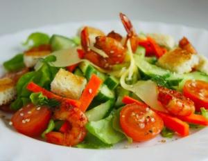 Овощной салат с креветками