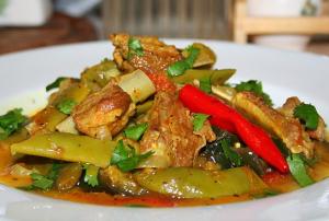 Ребрышки тушеные со стручковой фасолью и овощами