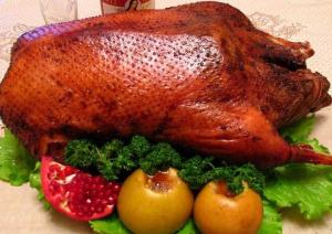 Рождественский гусь с яблоками и черносливом