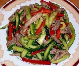 Салат из огурцов и мяса