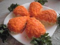 Салат с куриным филе и грибами “Морковки”