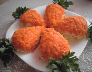 Салат с куриным филе и грибами “Морковки”