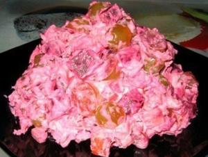 Свекольный салат с курицей, крабовыми палочками и виноградом