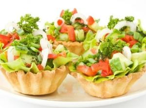 Тарталетки с овощным салатом