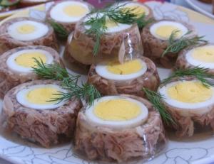 Холодец с яйцом