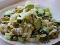 Сырный салат с огурцом и оливками