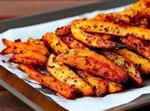 Ароматный картофель фри, запеченный в духовке