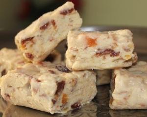 Банановые бурфи с орехами, курагой и изюмом