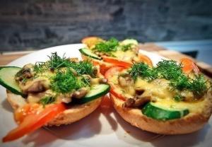 Горячие бутерброды с грибами под сыром