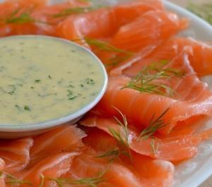 Домашний засоленный лосось с соусом из укропа и горчицы