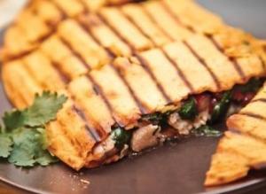 Домашняя кесадилья с курицей за 30 минут