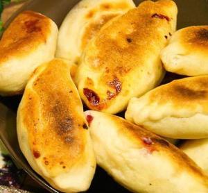 Жареные дрожжевые пирожки с черникой