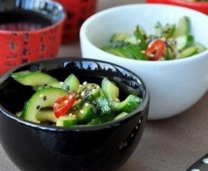 Закуска-салат из быстрых малосольных огурчиков в восточном стиле