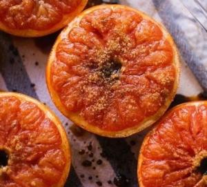 Запеченный грейпфрут с корицей и коричневым сахаром