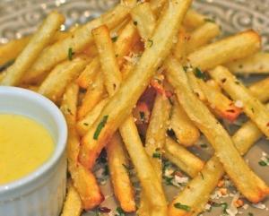 Картофель-фри с чесноком и красным перцем 