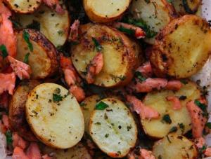 Картошечка по-деревенски с красной рыбкой