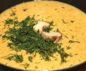 Крем-суп из белых грибов с чесночными гренками