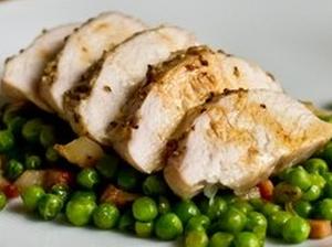 Куриная грудка с зеленым горошком