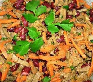 Печеночный салат с фасолью и морковью