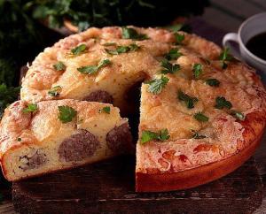 Пирог с фрикадельками под сырной корочкой