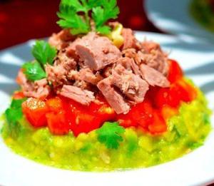 Салат с тунцом и авокадо
