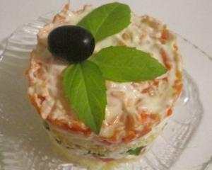 Слоёный салат с копченой горбушей