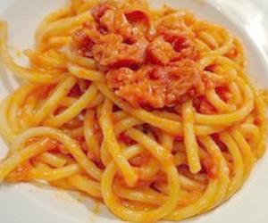 Спагетти с беконом и острым соусом из помидор