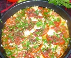 Сулугуни, запеченный с помидорами