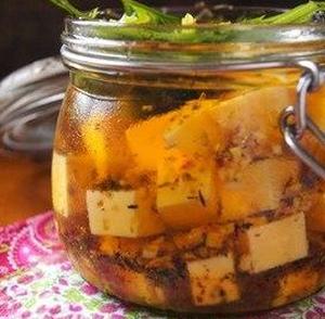 Сыр в пряном маринаде
