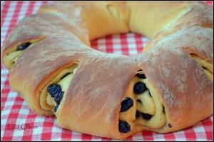 Шведский пирог с корицей и изюмом