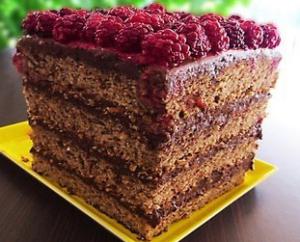 Шоколадно-миндальный торт с ежевикой