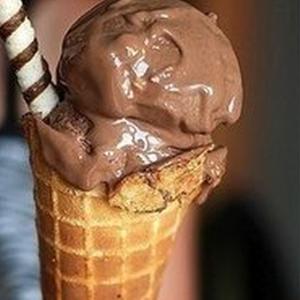 Шоколадное мороженое в вафельном рожке